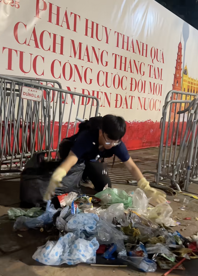 Danh tính chàng trai SN 2002 tặng phong bì cho các cô lao công Hà Nội, chờ hợp luyện xong mới ra đường dọn rác- Ảnh 3.