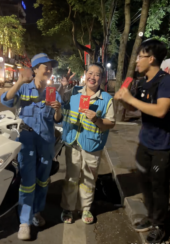 Danh tính chàng trai SN 2002 tặng phong bì cho các cô lao công Hà Nội, chờ hợp luyện xong mới ra đường dọn rác- Ảnh 7.