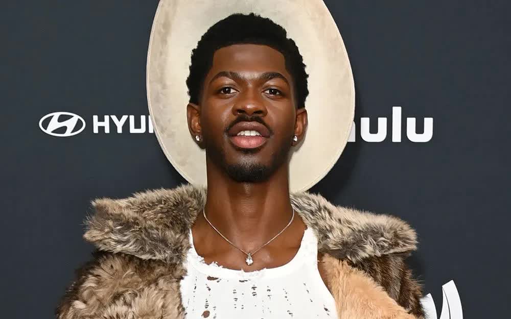 Rapper Lil Nas X phủ nhận 4 trọng tội, đã được trả tự do