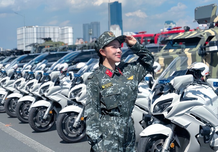 Khi nghệ sĩ và chiến sĩ cùng viết tiếp câu chuyện hòa bình- Ảnh 2. Khi nghệ sĩ và chiến sĩ cùng viết tiếp câu chuyện hòa bình- Ảnh 2.