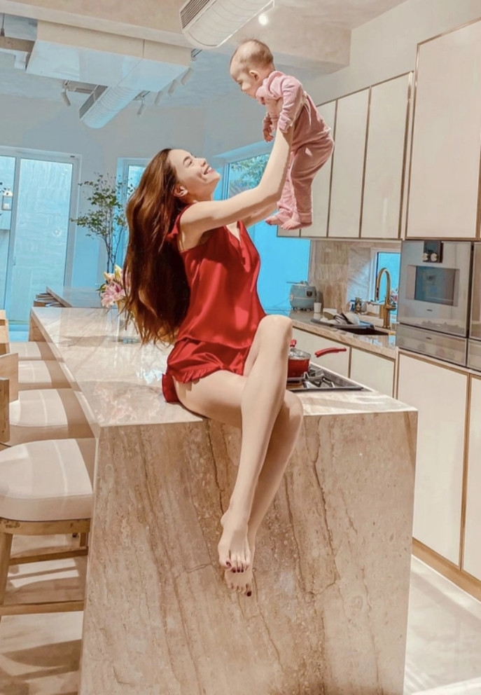 Hồ Ngọc Hà khoe một ngày làm mẹ, netizen chỉ nhìn thấy căn bếp tiền tỷ sáng bừng- Ảnh 7.
