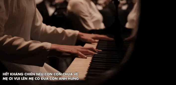 Nhạc Việt hot nhất hiện nay: Ca sĩ cứ diễn là khóc, “đem thanh xuân gieo tự do cho đất nước” khiến cả triệu người thổn thức- Ảnh 2. Nhạc Việt hot nhất hiện nay: Ca sĩ cứ diễn là khóc, “đem thanh xuân gieo tự do cho đất nước” khiến cả triệu người thổn thức- Ảnh 2.