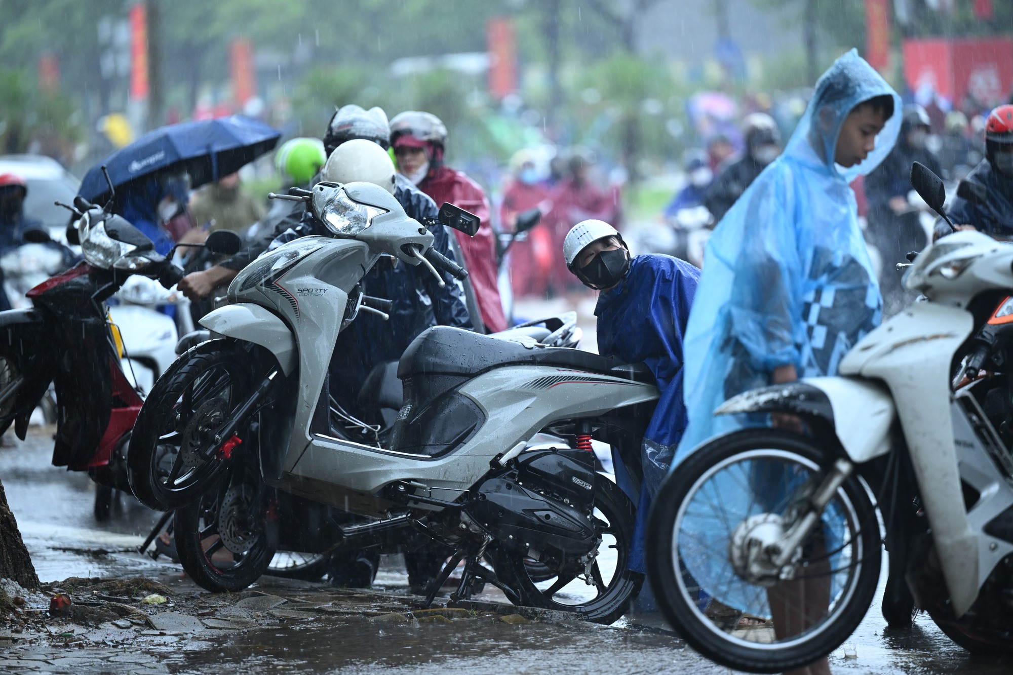 H&agrave; Nội mưa ngập kinh ho&agrave;ng: Tiệm sửa xe "hốt bạc", d&acirc;n c&ocirc;ng sở chi 150.000 đồng để kịp giờ l&agrave;m- Ảnh 3.