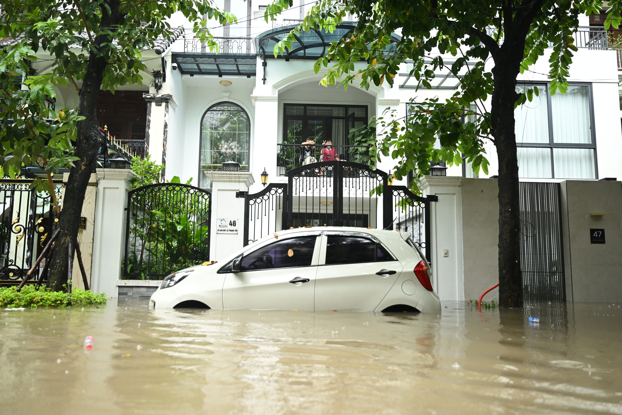 To&agrave;n cảnh một buổi s&aacute;ng "kh&ocirc;ng tưởng" ở H&agrave; Nội: Nước ngập đến thắt lưng, người d&acirc;n vật lộn di chuyển giữa phố phường- Ảnh 28.