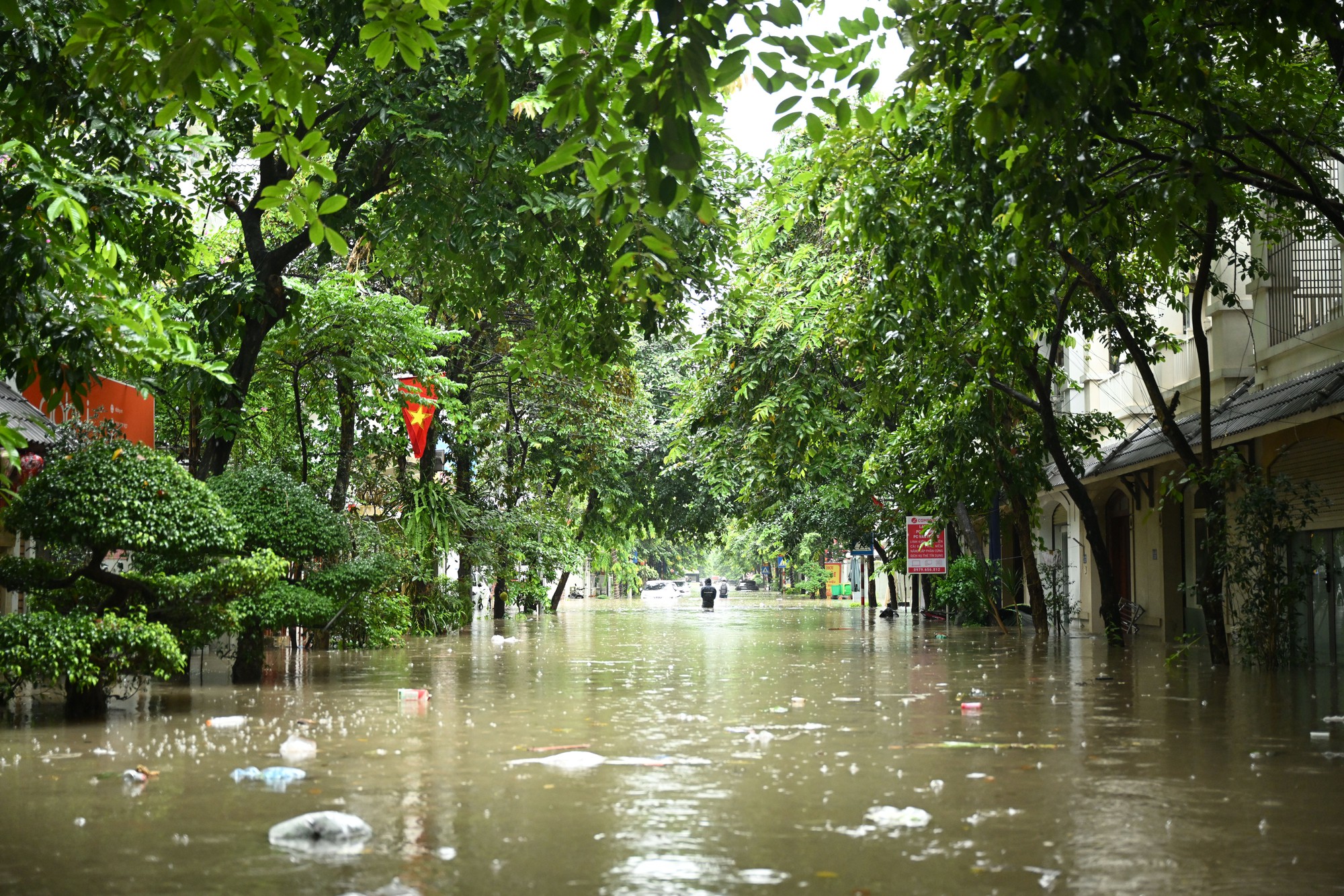 To&agrave;n cảnh một buổi s&aacute;ng "kh&ocirc;ng tưởng" ở H&agrave; Nội: Nước ngập đến thắt lưng, người d&acirc;n vật lộn di chuyển giữa phố phường- Ảnh 27.