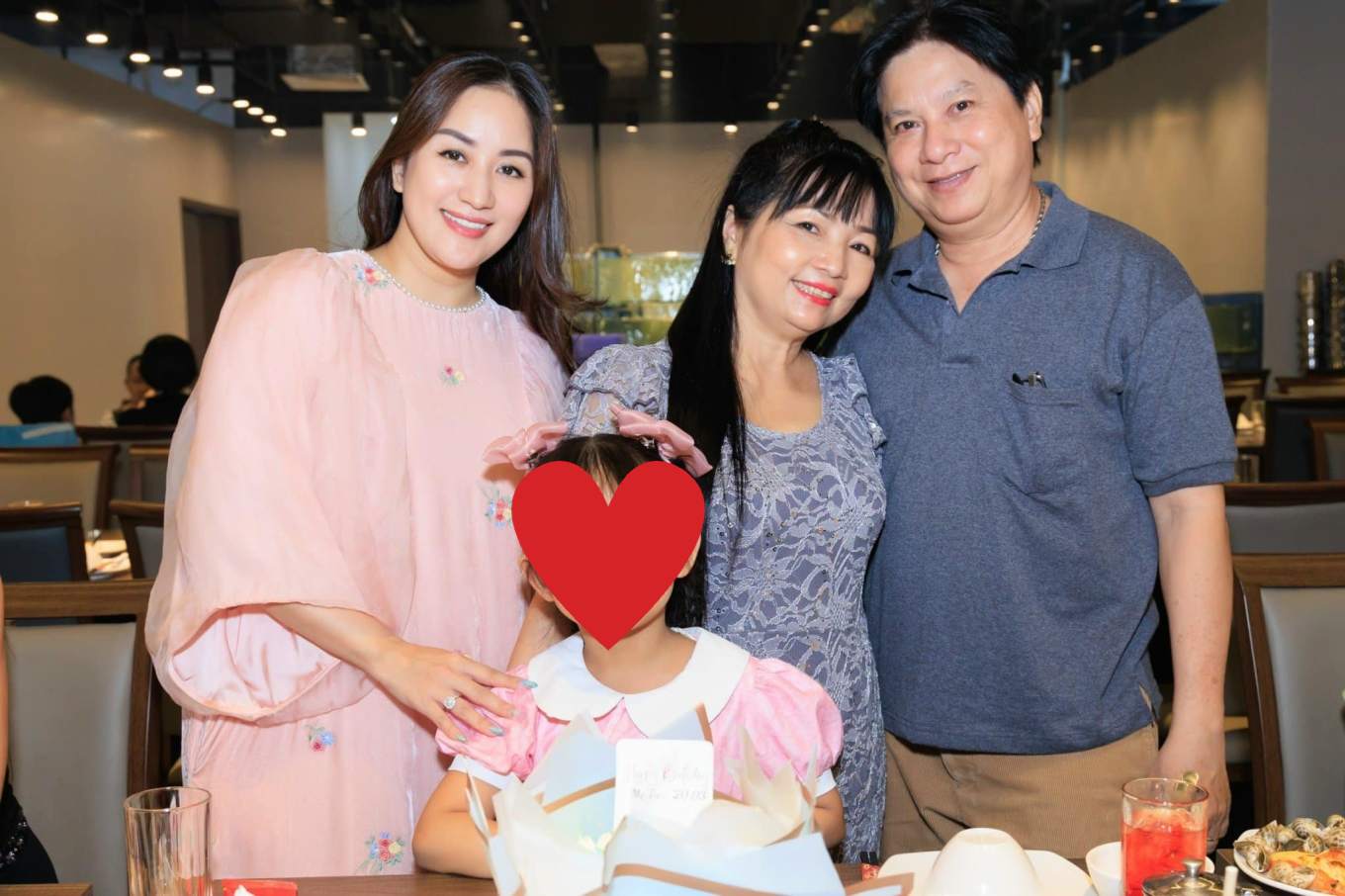 Sao nữ Vbiz cưới học trò kém 11 tuổi, bị gia đình cấm cản nay mối quan hệ với mẹ chồng thế nào?- Ảnh 7.