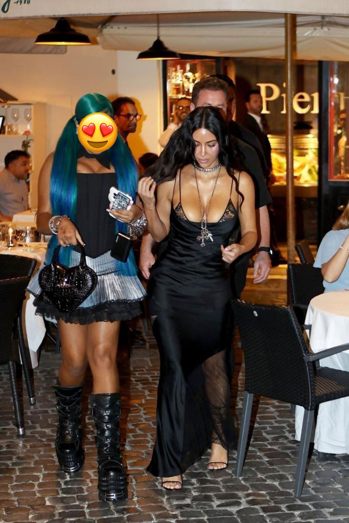Kim Kardashian hứng 