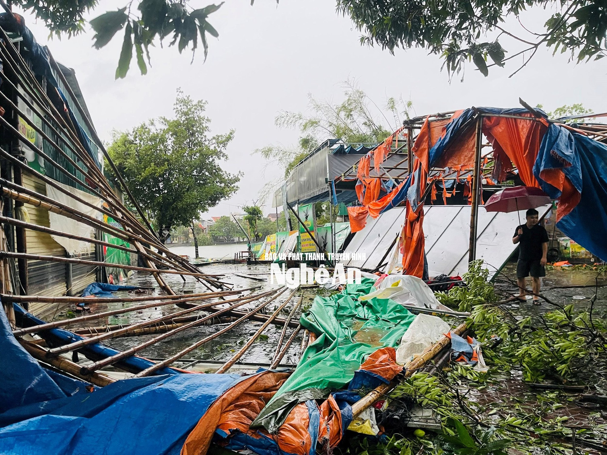 Hình ảnh tan hoang bên trong Bệnh viện Sản Nhi Nghệ An sau khi bão số 5 đi qua, thương quá miền Trung ơi!- Ảnh 13.