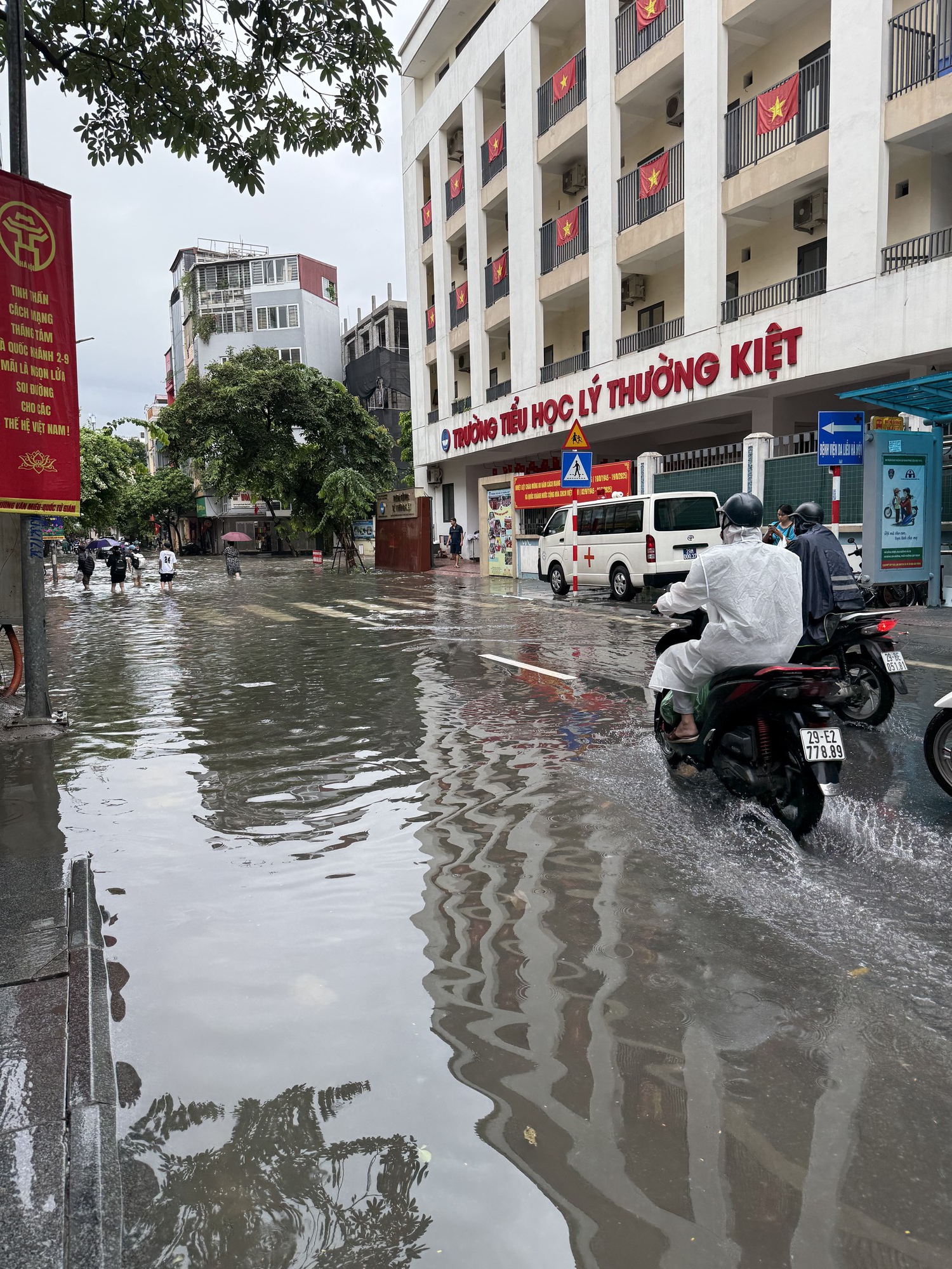 Đưa con đi học: Thử thách lớn nhất sáng nay của phụ huynh!- Ảnh 5.