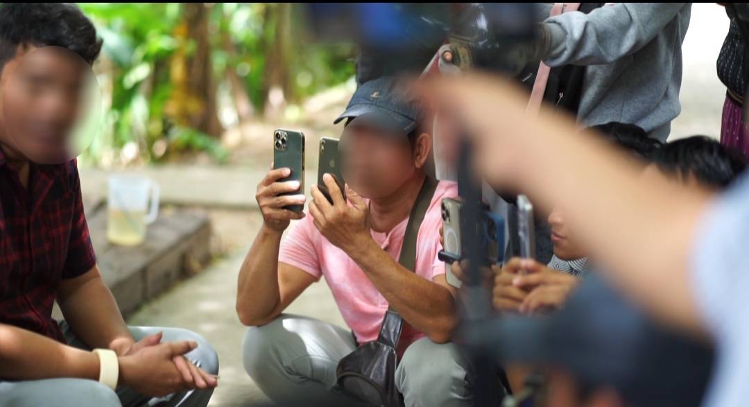 Hàng chục YouTuber kéo đến livestream nhà ông Ba Minh mỗi ngày: Cuộc sống của ông và cả xóm nhỏ đảo lộn- Ảnh 4.
