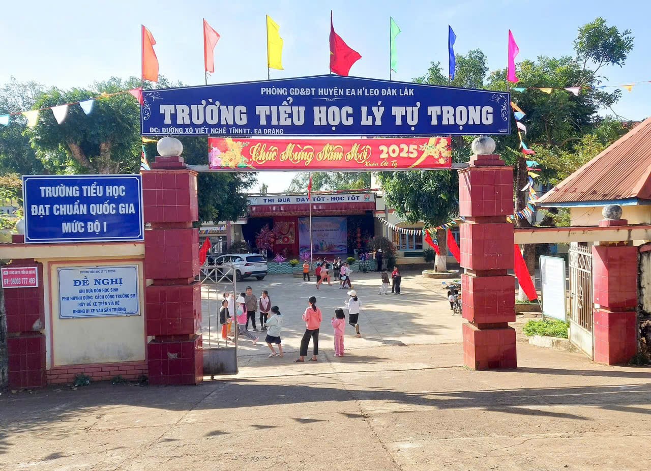 Phụ huynh phản ứng vì trường yêu cầu học sinh mặc đồng phục "lộn xộn, diêm dúa"- Ảnh 1.