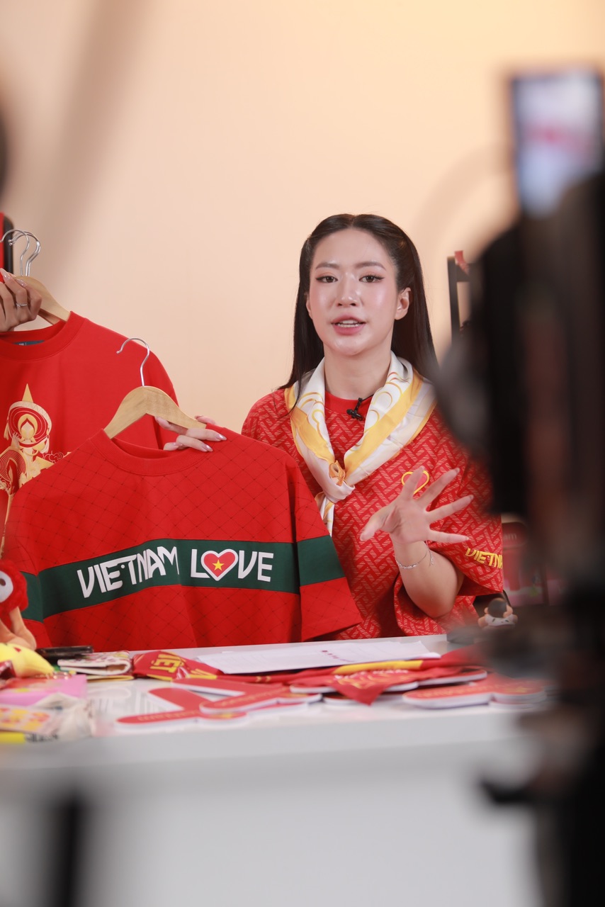 Long Chun, Ngọc Kem, Đan Chi khuấy động livestream “Fandom Yêu Nước - Tự hào hàng Việt”: Lan tỏa những sản phẩm rực rỡ tinh thần Việt, góp phần gửi trao yêu thương đến trẻ em- Ảnh 4.