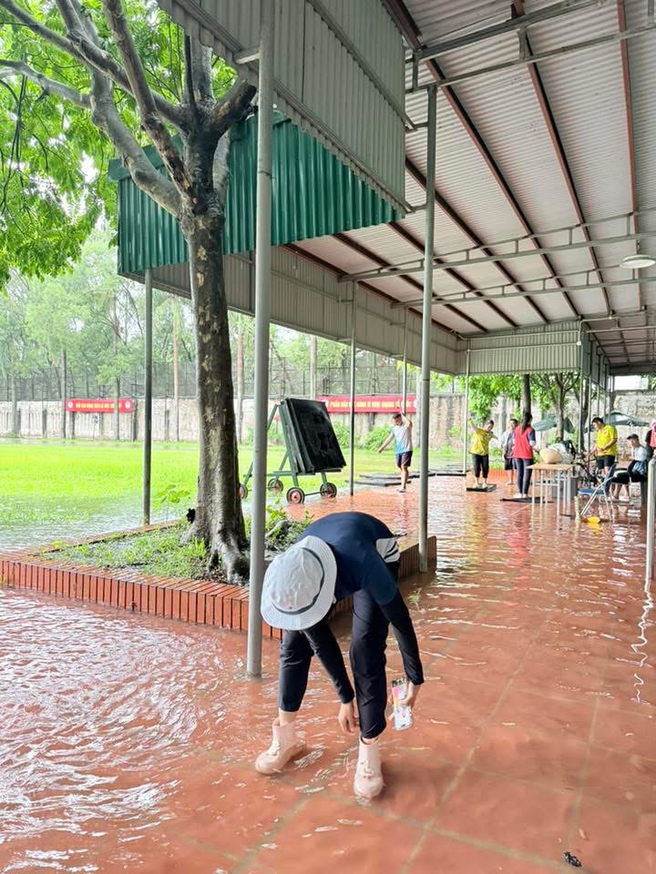 Hotgirl bắn cung Đỗ Thị Ánh Nguyệt lội nước tập luyện trong ngày Hà Nội mưa lớn- Ảnh 1.