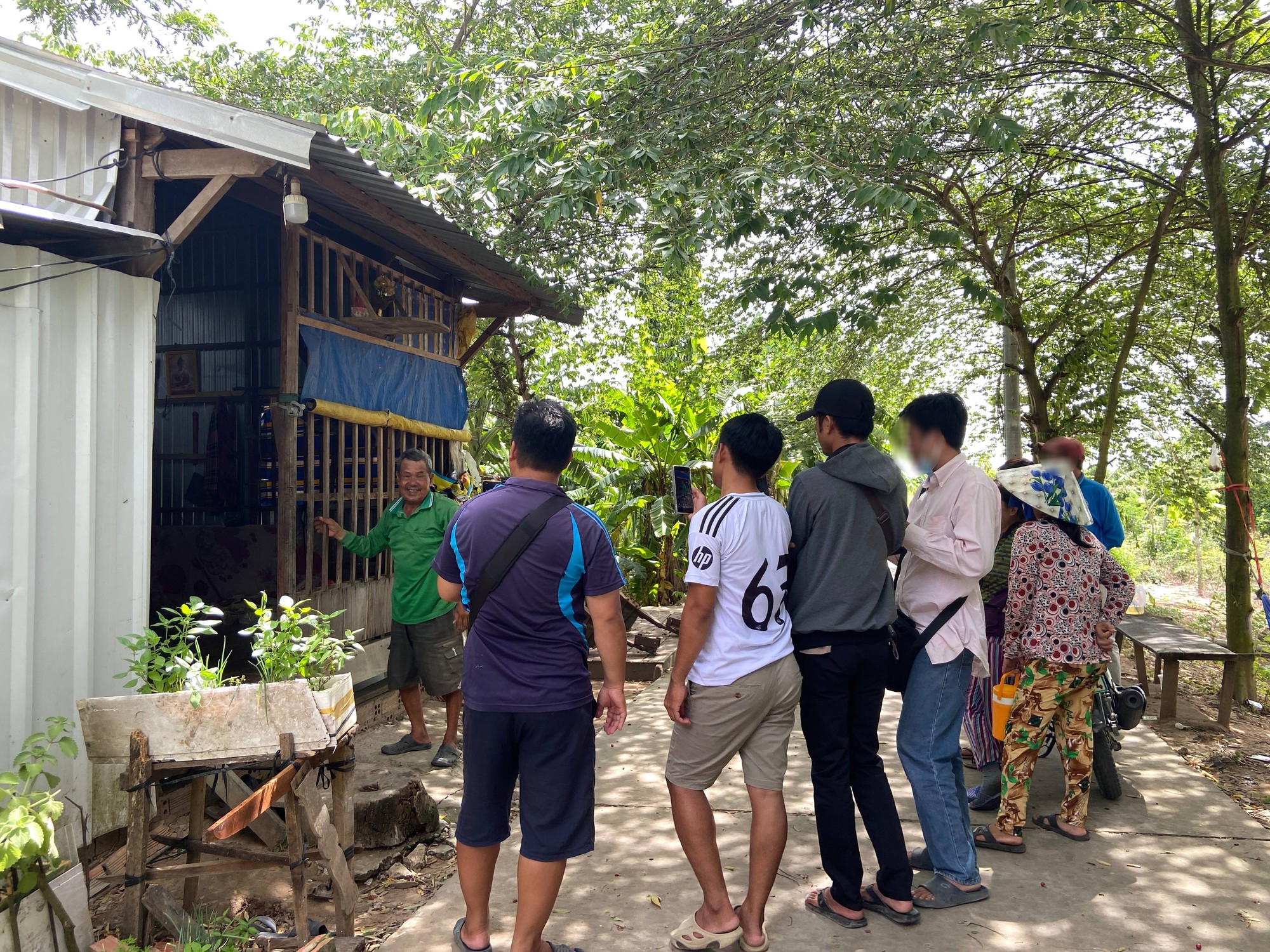 Hàng chục YouTuber kéo đến livestream nhà ông Ba Minh mỗi ngày: Cuộc sống của ông và cả xóm nhỏ đảo lộn- Ảnh 2.