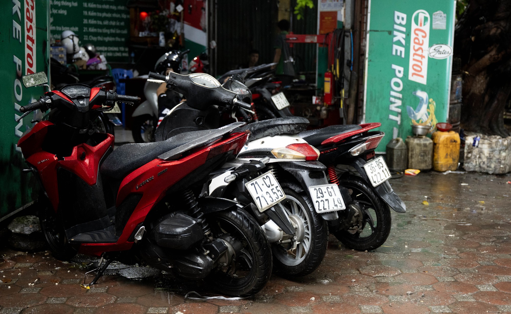 H&agrave; Nội mưa ngập kinh ho&agrave;ng: Tiệm sửa xe "hốt bạc", d&acirc;n c&ocirc;ng sở chi 150.000 đồng để kịp giờ l&agrave;m- Ảnh 7.