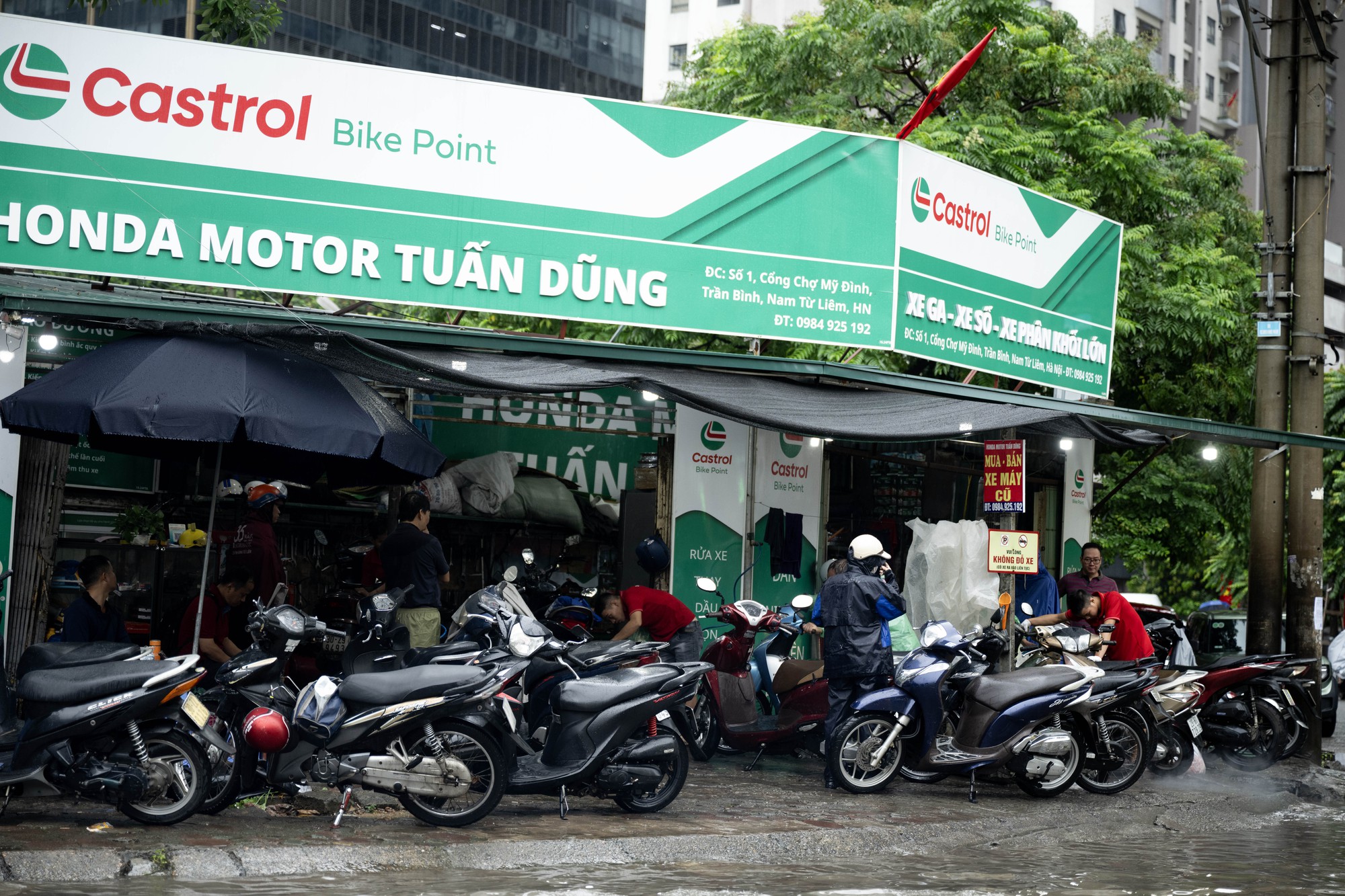 H&agrave; Nội mưa ngập kinh ho&agrave;ng: Tiệm sửa xe "hốt bạc", d&acirc;n c&ocirc;ng sở chi 150.000 đồng để kịp giờ l&agrave;m- Ảnh 6.