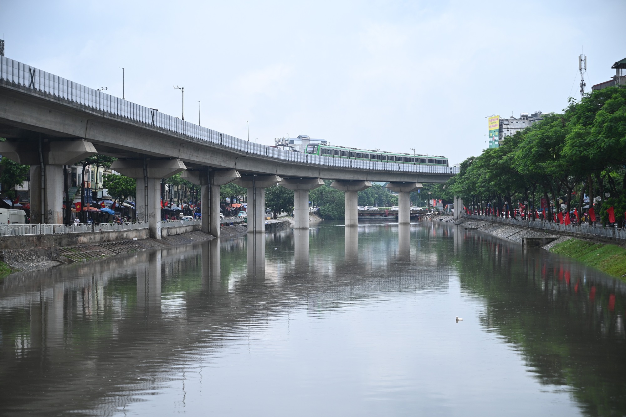 Cảnh tượng lạ trên sông Tô Lịch sau trận mưa như trút ở Hà Nội, nhiều người kinh ngạc thốt lên: "Đây là lần đầu tiên tôi thấy"- Ảnh 8.
