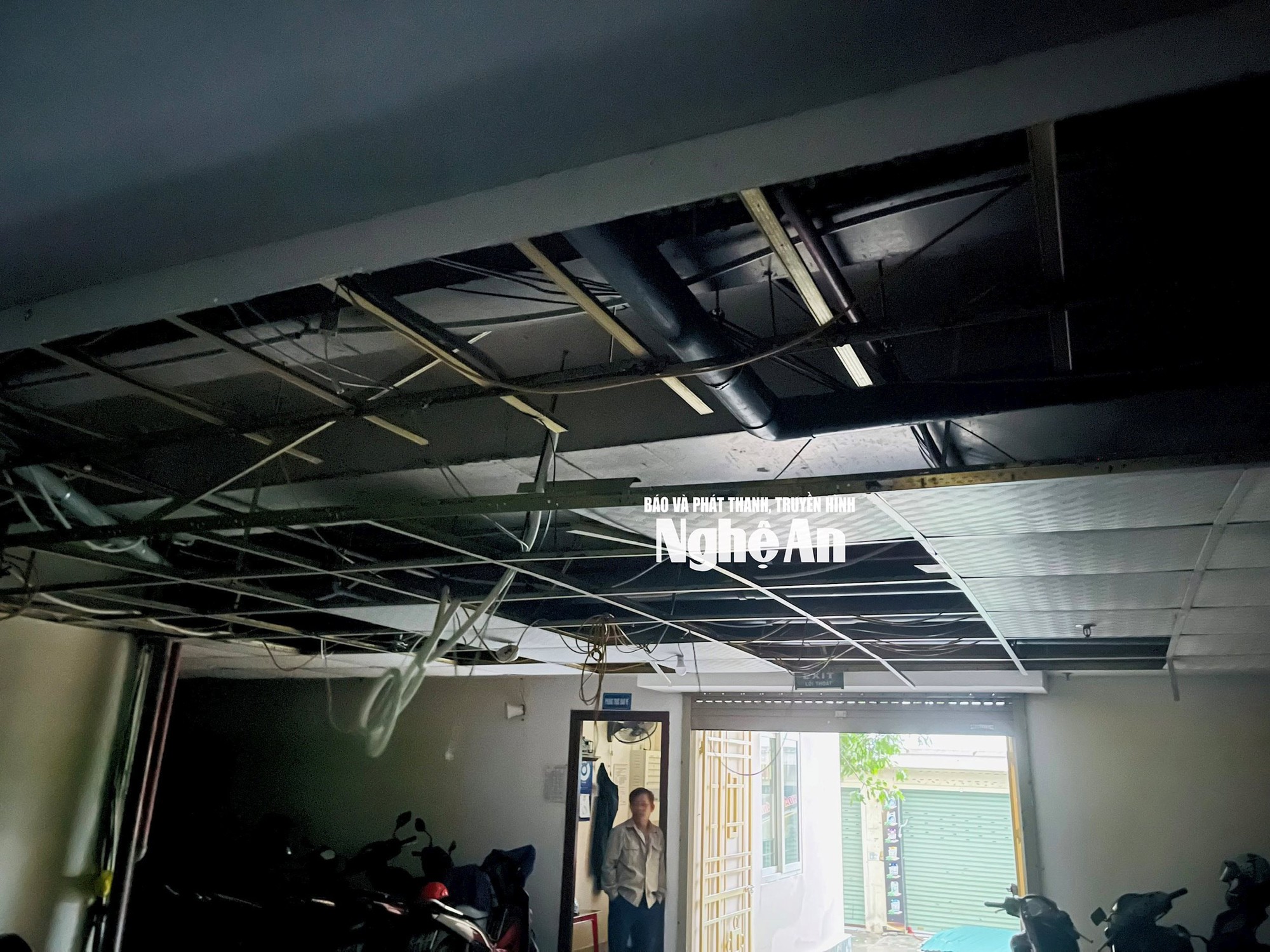Hình ảnh tan hoang bên trong Bệnh viện Sản Nhi Nghệ An sau khi bão số 5 đi qua, thương quá miền Trung ơi!- Ảnh 12.