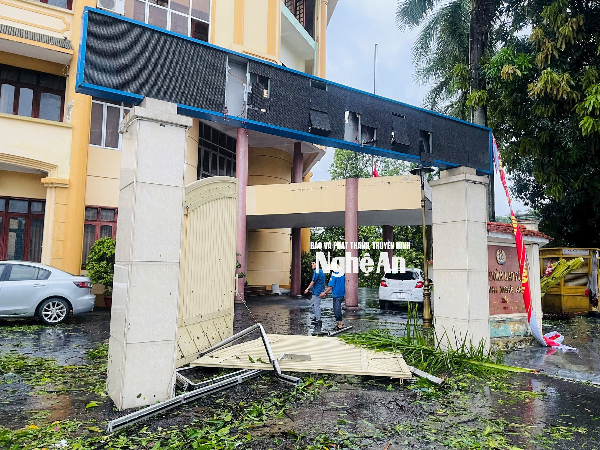 Hình ảnh tan hoang bên trong Bệnh viện Sản Nhi Nghệ An sau khi bão số 5 đi qua, thương quá miền Trung ơi!- Ảnh 11.
