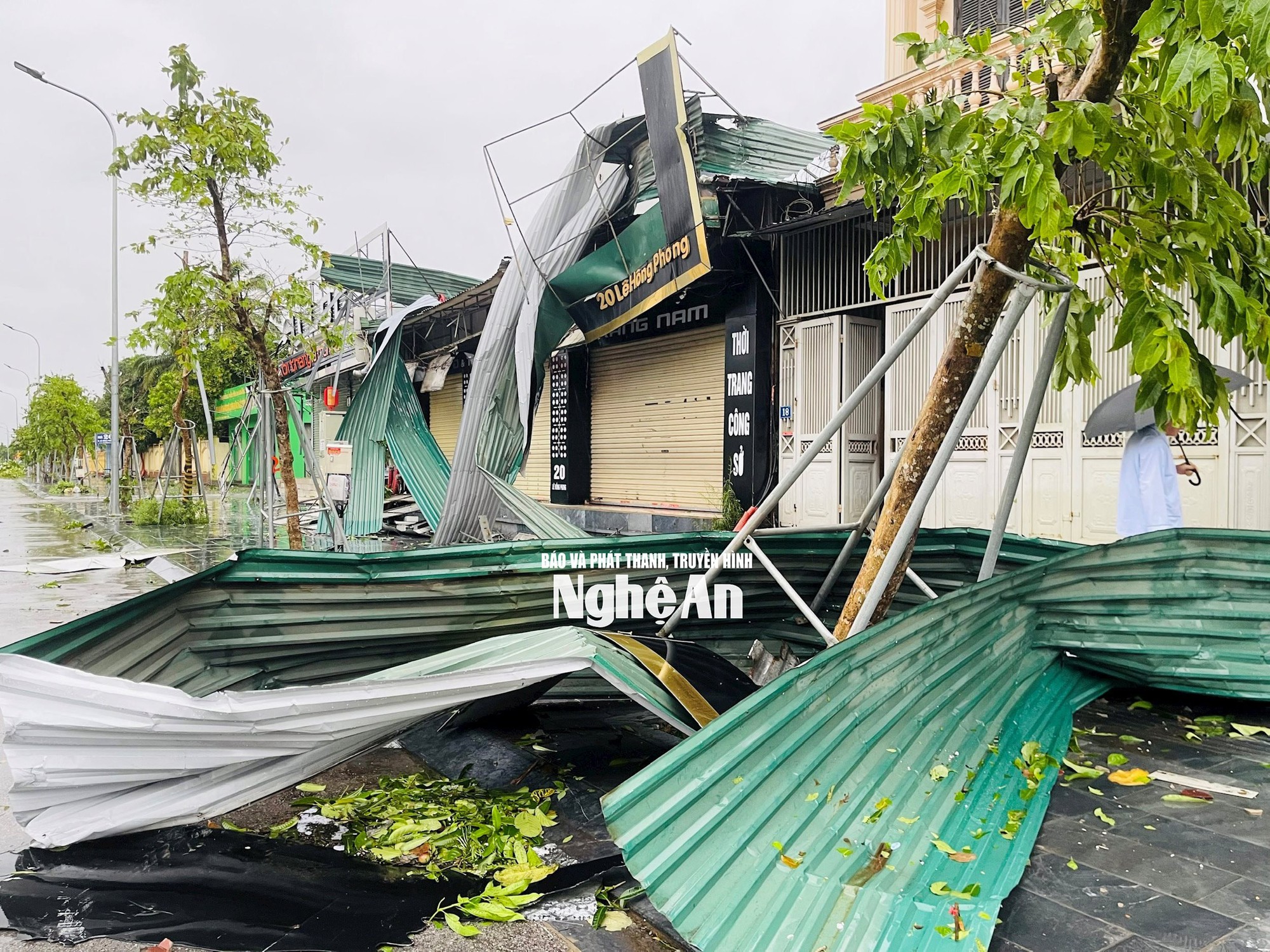 Hình ảnh tan hoang bên trong Bệnh viện Sản Nhi Nghệ An sau khi bão số 5 đi qua, thương quá miền Trung ơi!- Ảnh 6.