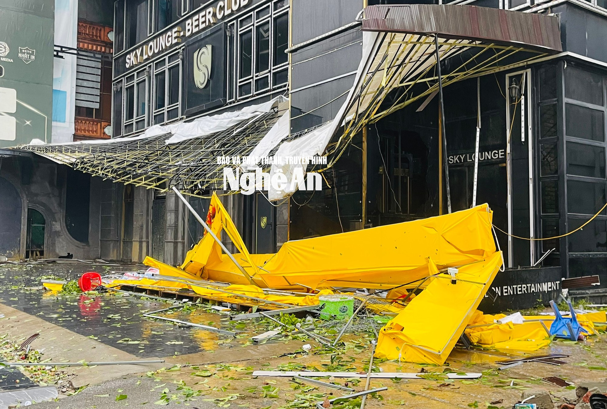 Hình ảnh tan hoang bên trong Bệnh viện Sản Nhi Nghệ An sau khi bão số 5 đi qua, thương quá miền Trung ơi!- Ảnh 10.