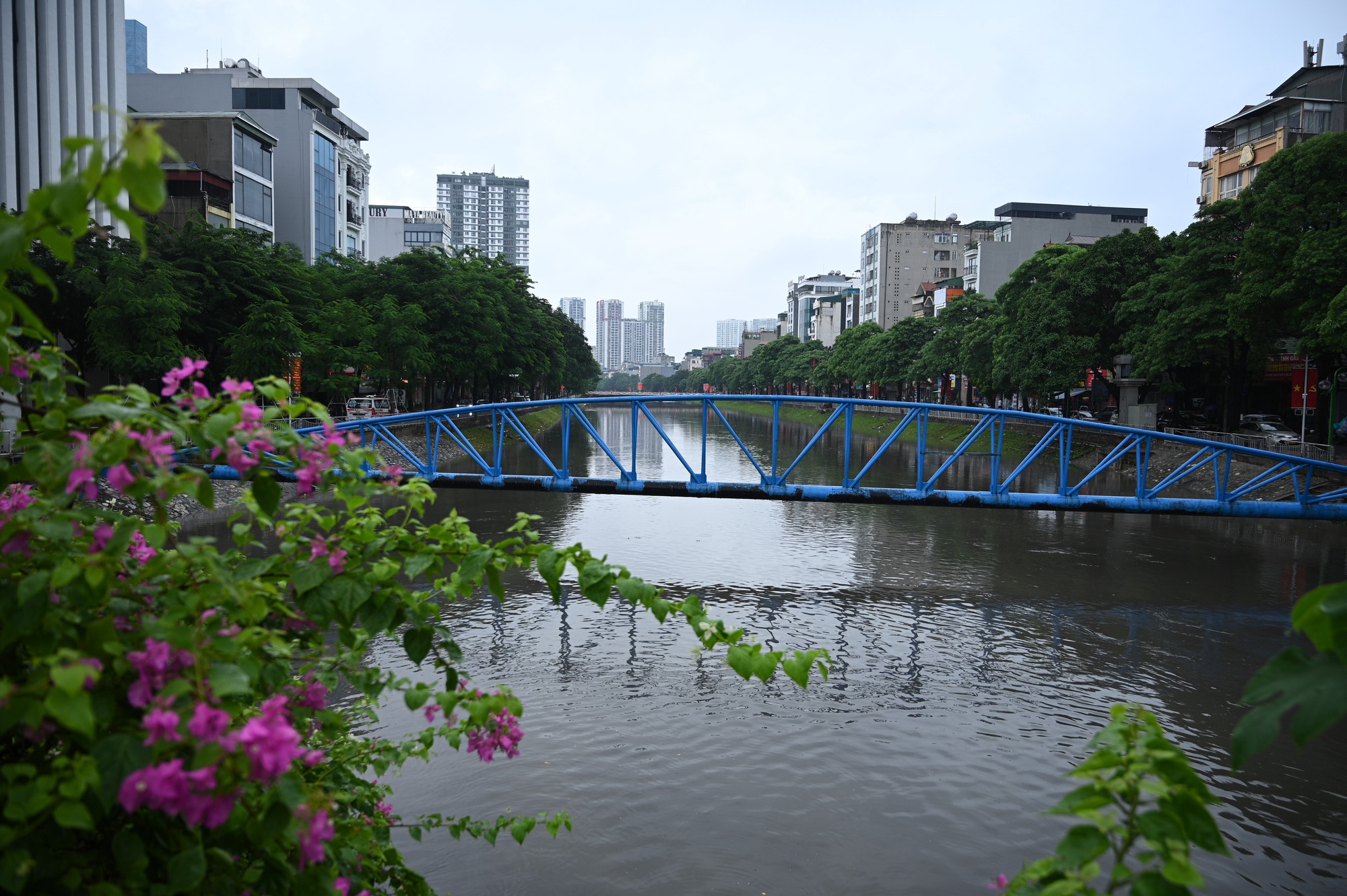Cảnh tượng lạ trên sông Tô Lịch sau trận mưa như trút ở Hà Nội, nhiều người kinh ngạc thốt lên: "Đây là lần đầu tiên tôi thấy"- Ảnh 4.
