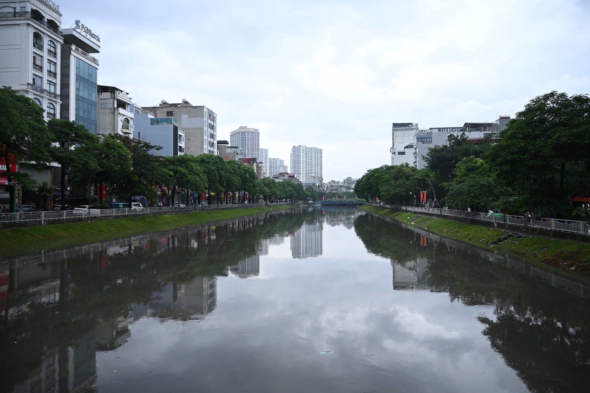 Cảnh tượng lạ trên sông Tô Lịch sau trận mưa như trút ở Hà Nội, nhiều người kinh ngạc thốt lên: "Đây là lần đầu tiên tôi thấy"- Ảnh 2.