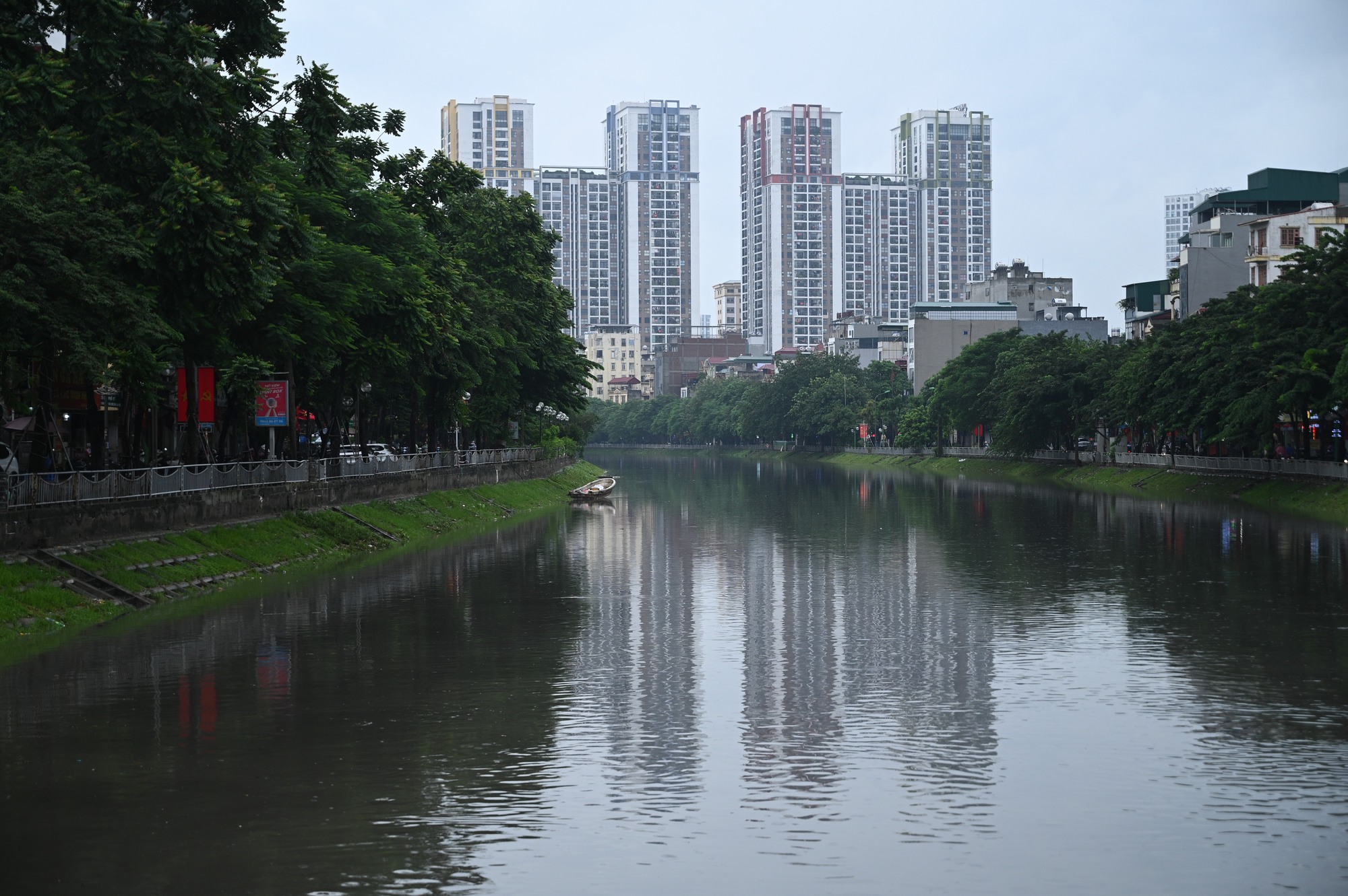 Cảnh tượng lạ trên sông Tô Lịch sau trận mưa như trút ở Hà Nội, nhiều người kinh ngạc thốt lên: "Đây là lần đầu tiên tôi thấy"- Ảnh 1.