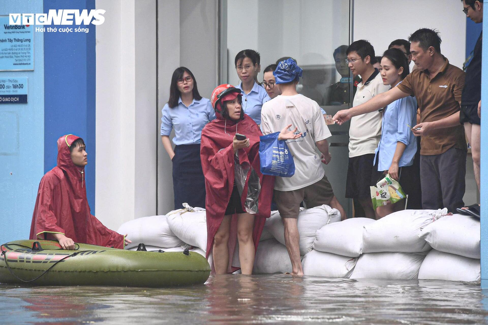 Khu biệt thự 'nhà giàu' ngập gần 1 m, dân chèo thuyền đi lại trên phố- Ảnh 9.