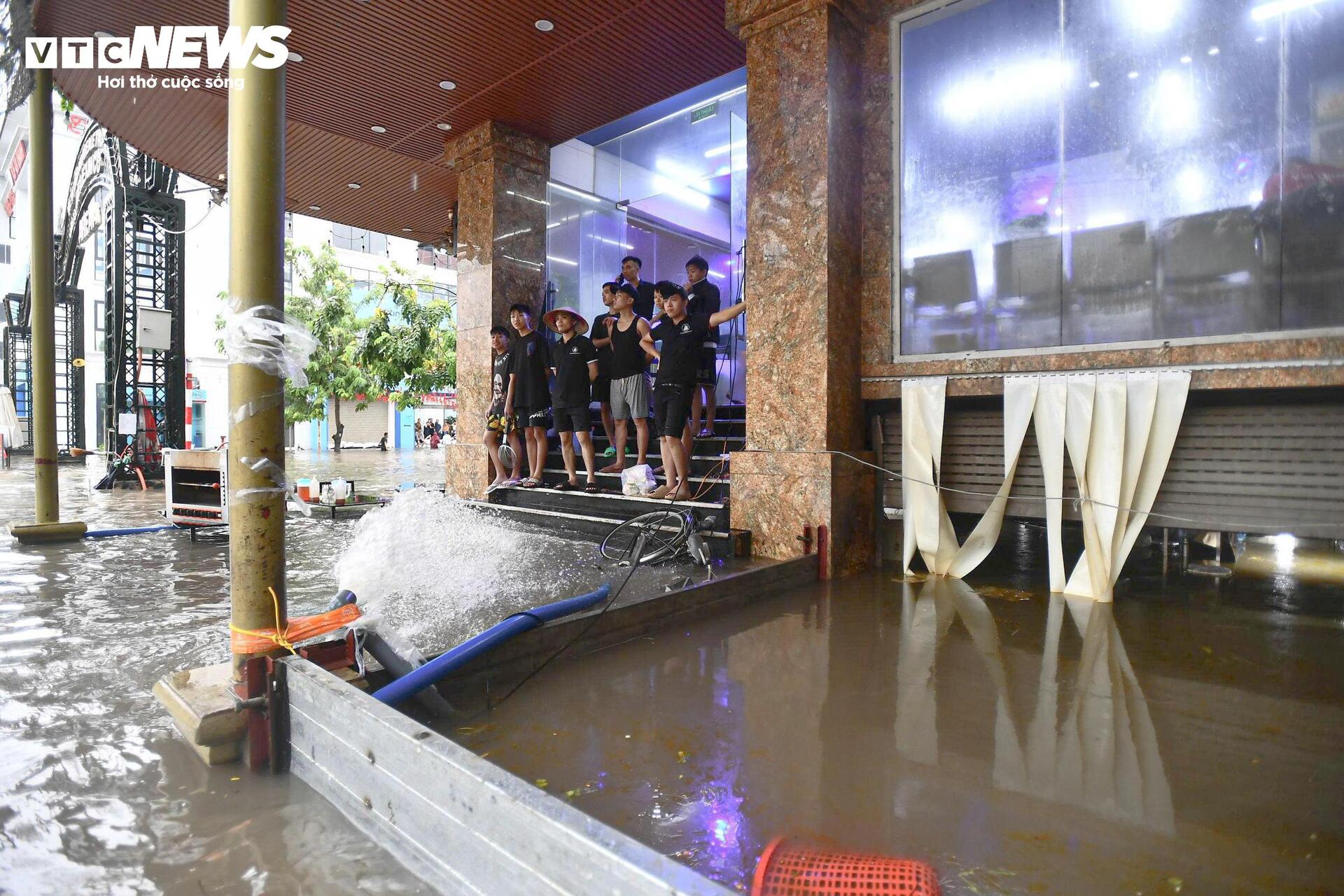 Khu biệt thự 'nhà giàu' ngập gần 1 m, dân chèo thuyền đi lại trên phố- Ảnh 10.