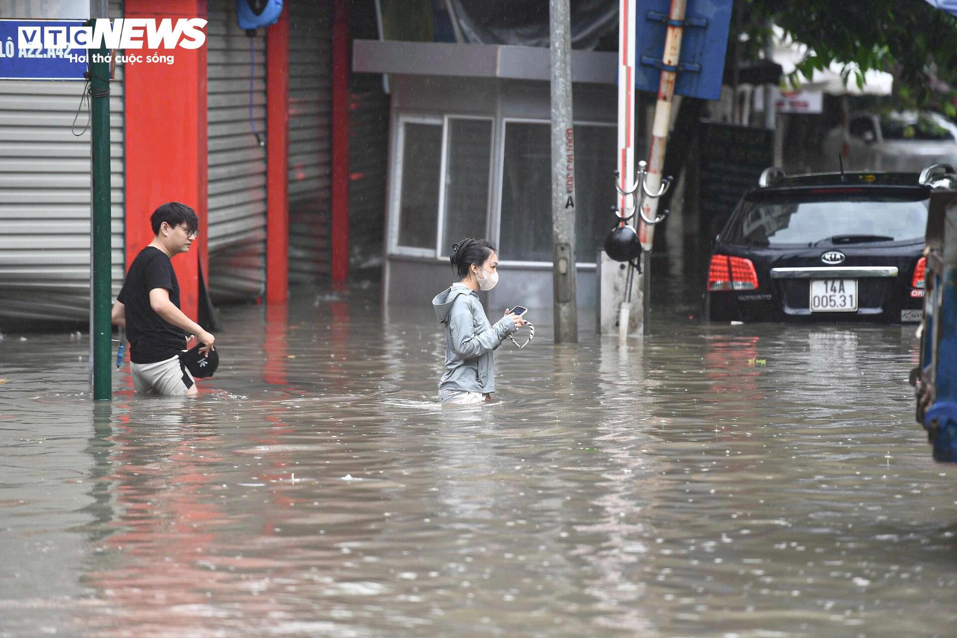 Khu biệt thự 'nhà giàu' ngập gần 1 m, dân chèo thuyền đi lại trên phố- Ảnh 12.