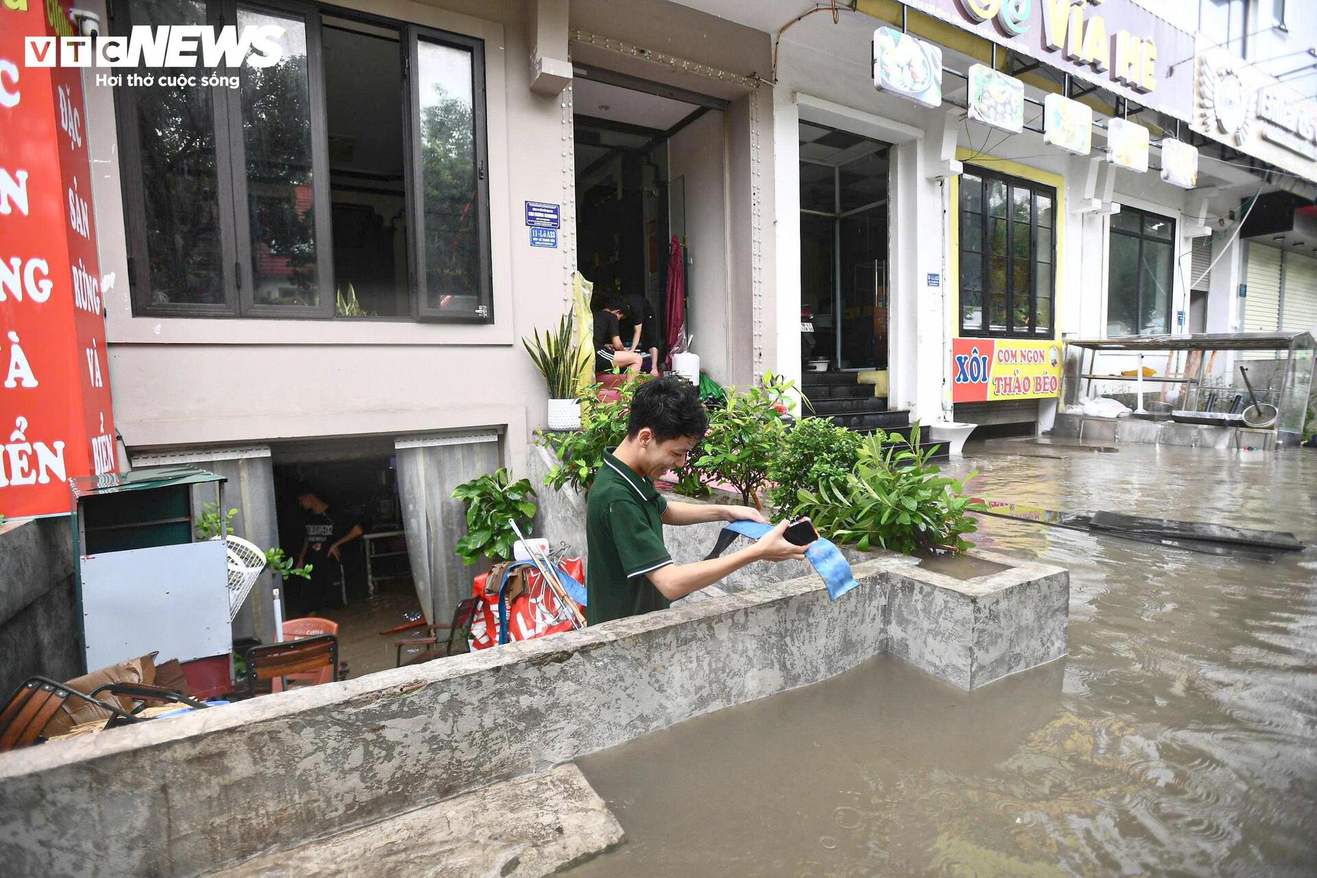 Khu biệt thự 'nhà giàu' ngập gần 1 m, dân chèo thuyền đi lại trên phố- Ảnh 11.