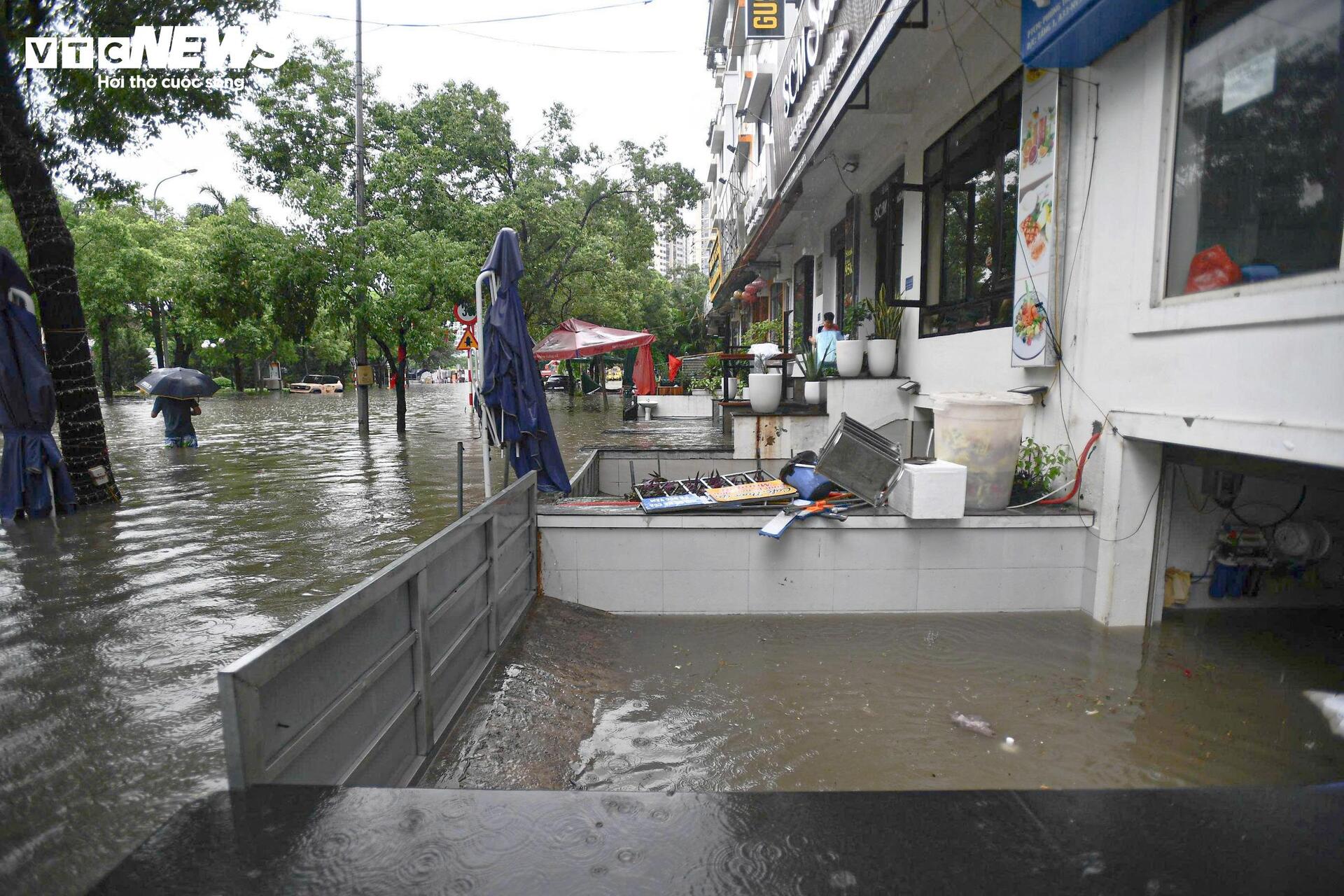 Khu biệt thự 'nhà giàu' ngập gần 1 m, dân chèo thuyền đi lại trên phố- Ảnh 13.