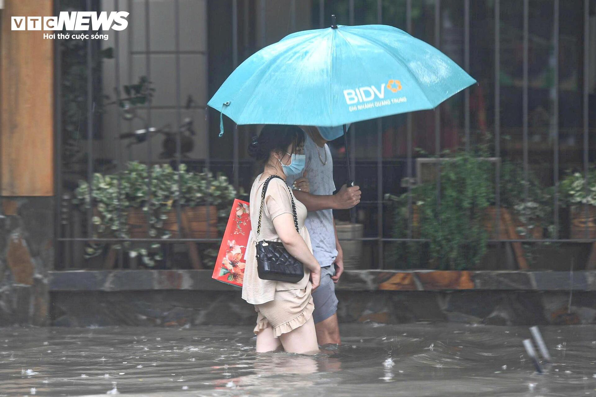 Khu biệt thự 'nhà giàu' ngập gần 1 m, dân chèo thuyền đi lại trên phố- Ảnh 14.