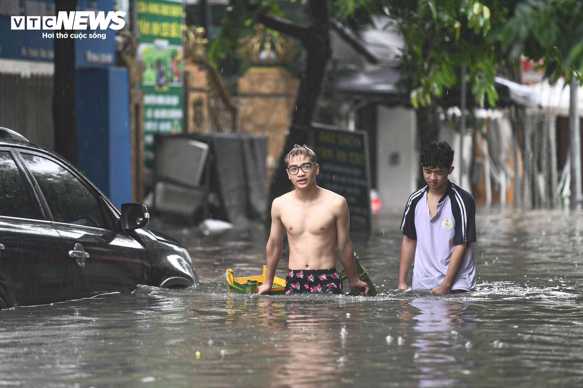 Khu biệt thự 'nhà giàu' ngập gần 1 m, dân chèo thuyền đi lại trên phố- Ảnh 3.
