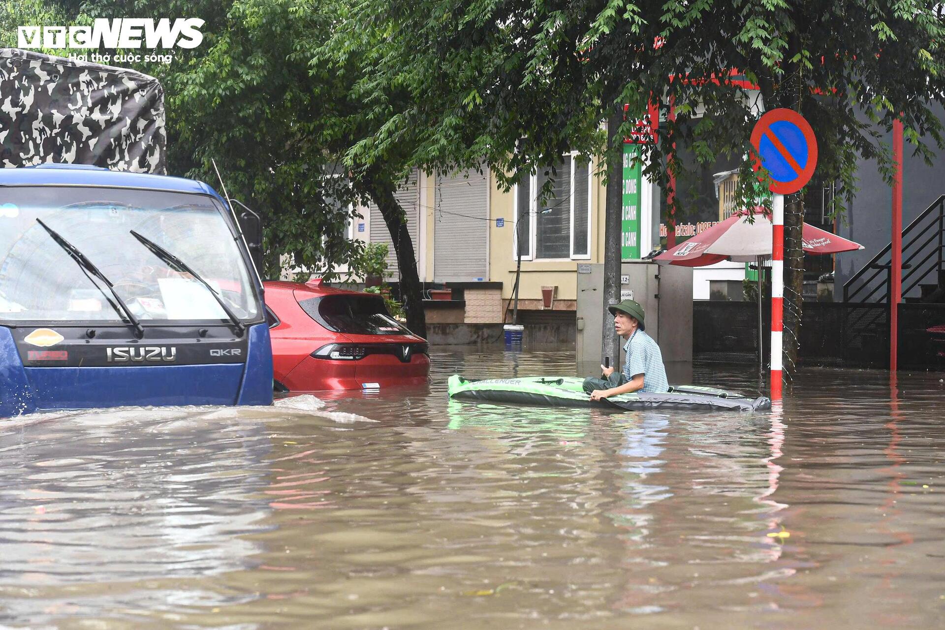 Khu biệt thự 'nhà giàu' ngập gần 1 m, dân chèo thuyền đi lại trên phố- Ảnh 5.