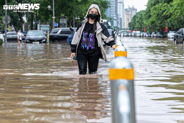 Vì sao bão số 5 đổ bộ miền Trung nhưng lại gây mưa lớn khủng khiếp tại Hà Nội?- Ảnh 1.