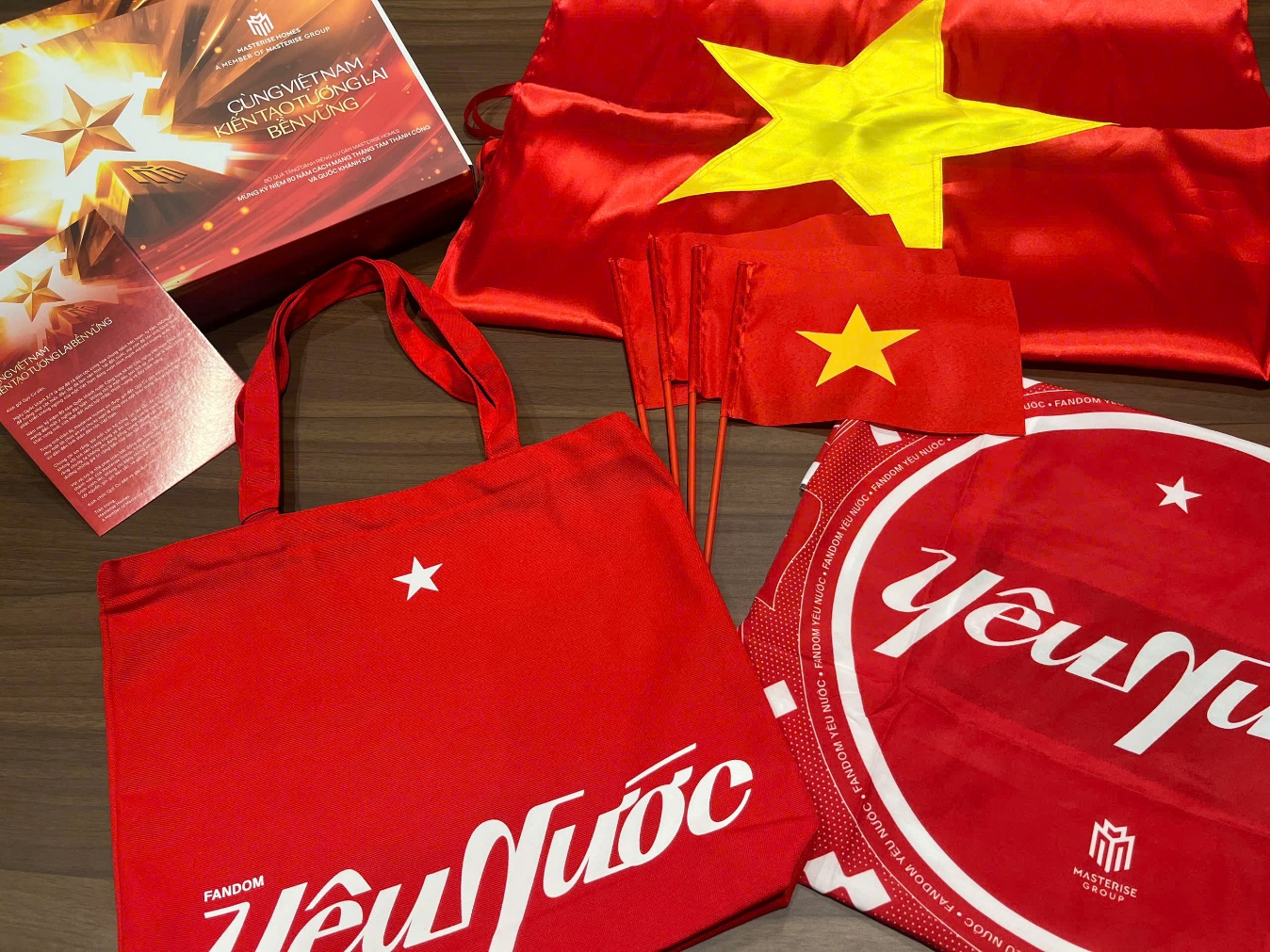 Cư dân Masterise Homes nhận quà "yêu nước", tự hào chung tay "phủ đỏ" Việt Nam- Ảnh 1.