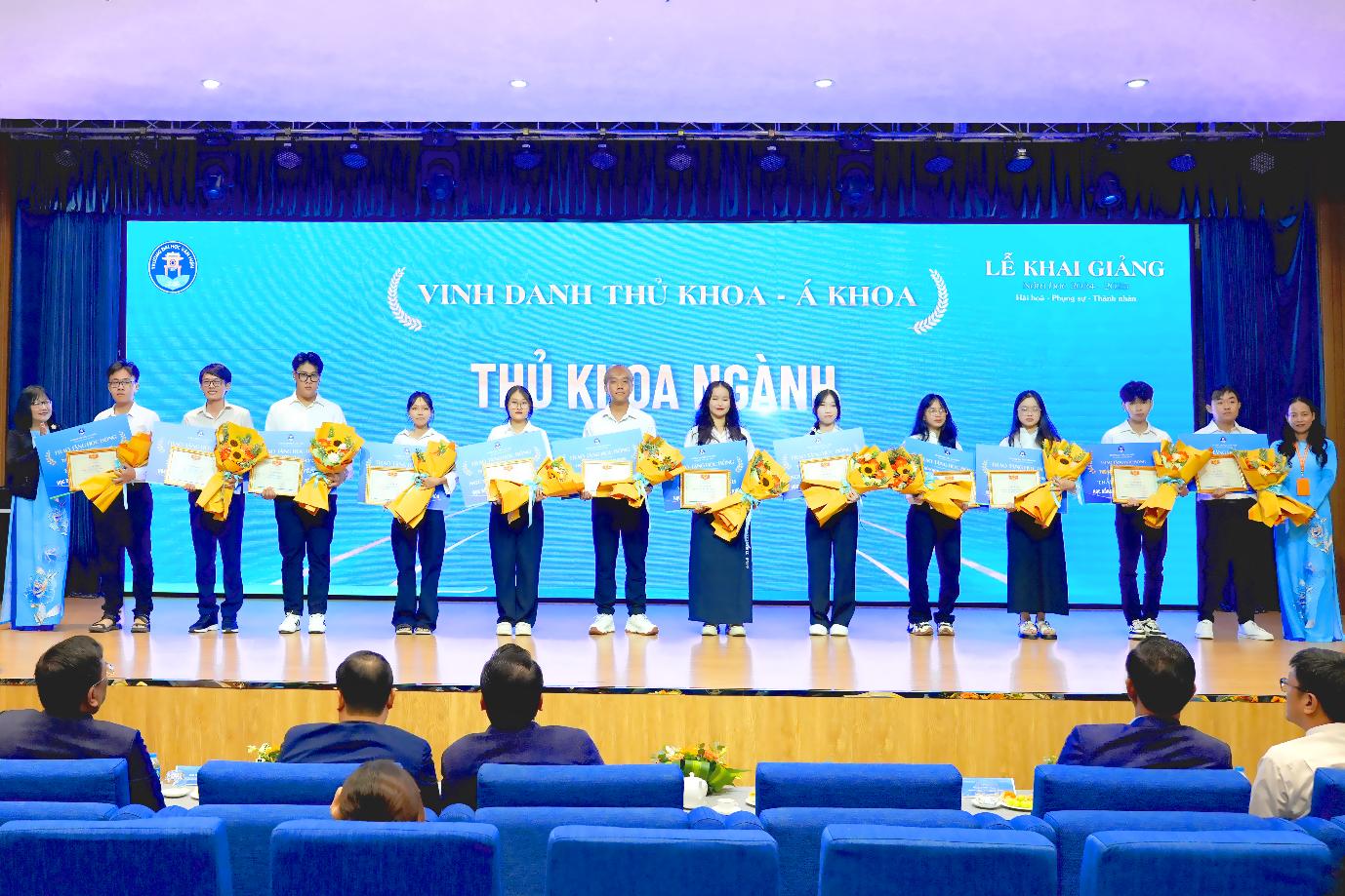 Trường đại học tặng xe máy điện và học bổng đến 100% học phí toàn khóa cho Thủ khoa/ Á khoa và Tân sinh viên từ 27,5 điểm- Ảnh 1.