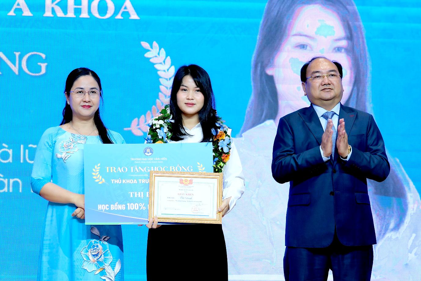 Trường đại học tặng xe máy điện và học bổng đến 100% học phí toàn khóa cho Thủ khoa/ Á khoa và Tân sinh viên từ 27,5 điểm- Ảnh 2.