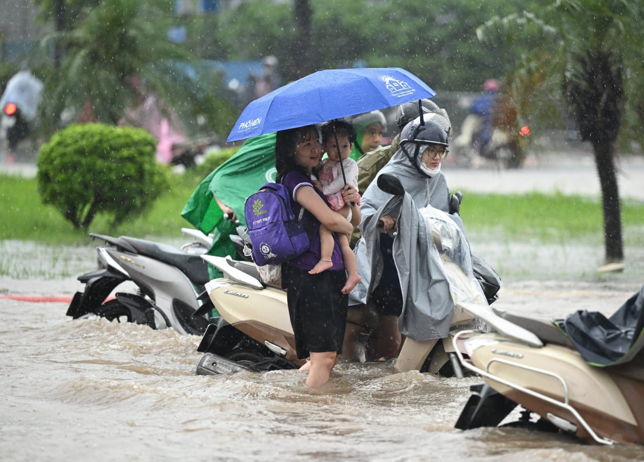 Đưa con đi học: Thử thách lớn nhất sáng nay của phụ huynh!- Ảnh 1.