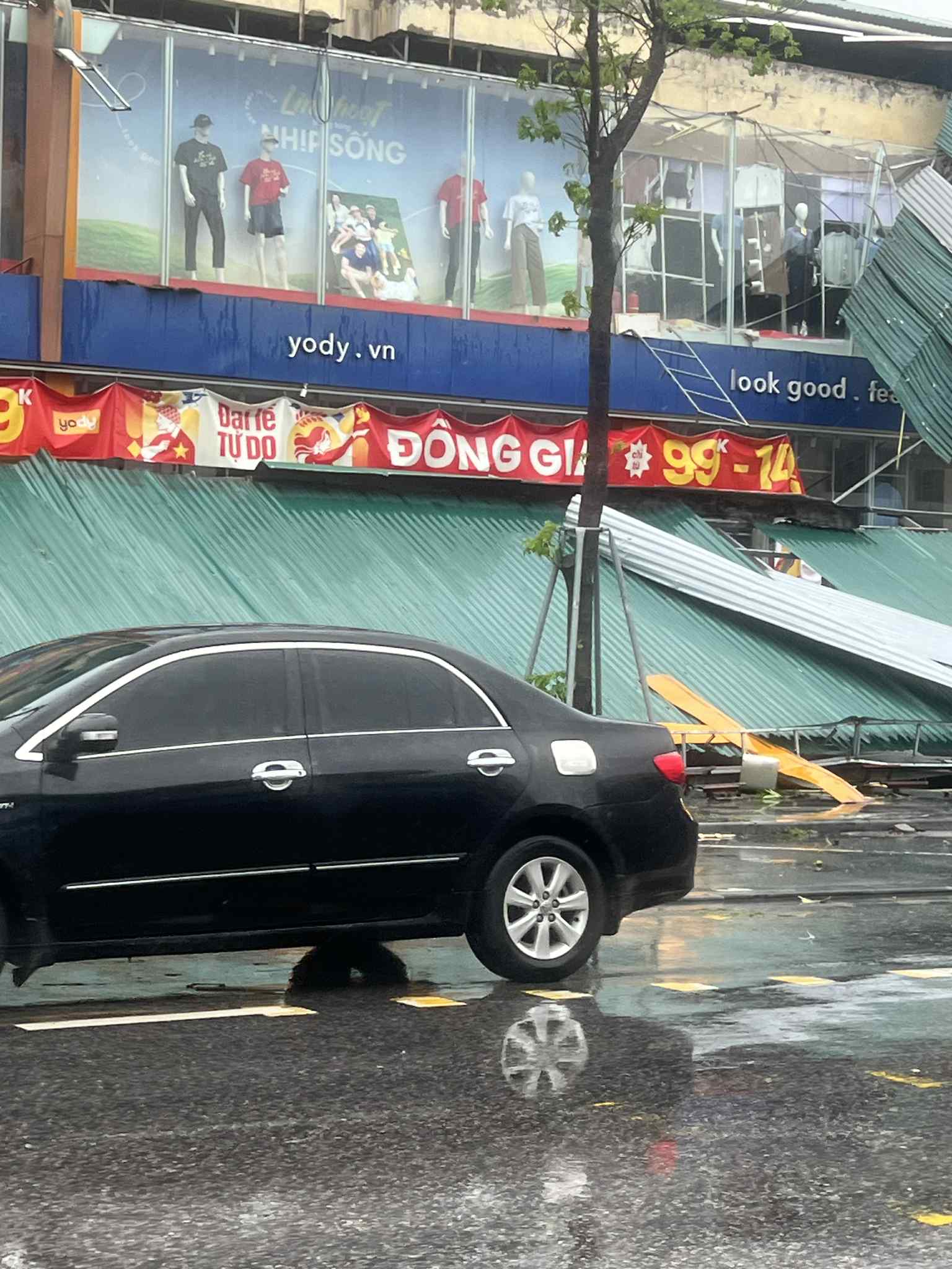 Nhà tốc mái, đường ngập cây đổ: Nghệ An ngổn ngang sau bão số 5- Ảnh 8.