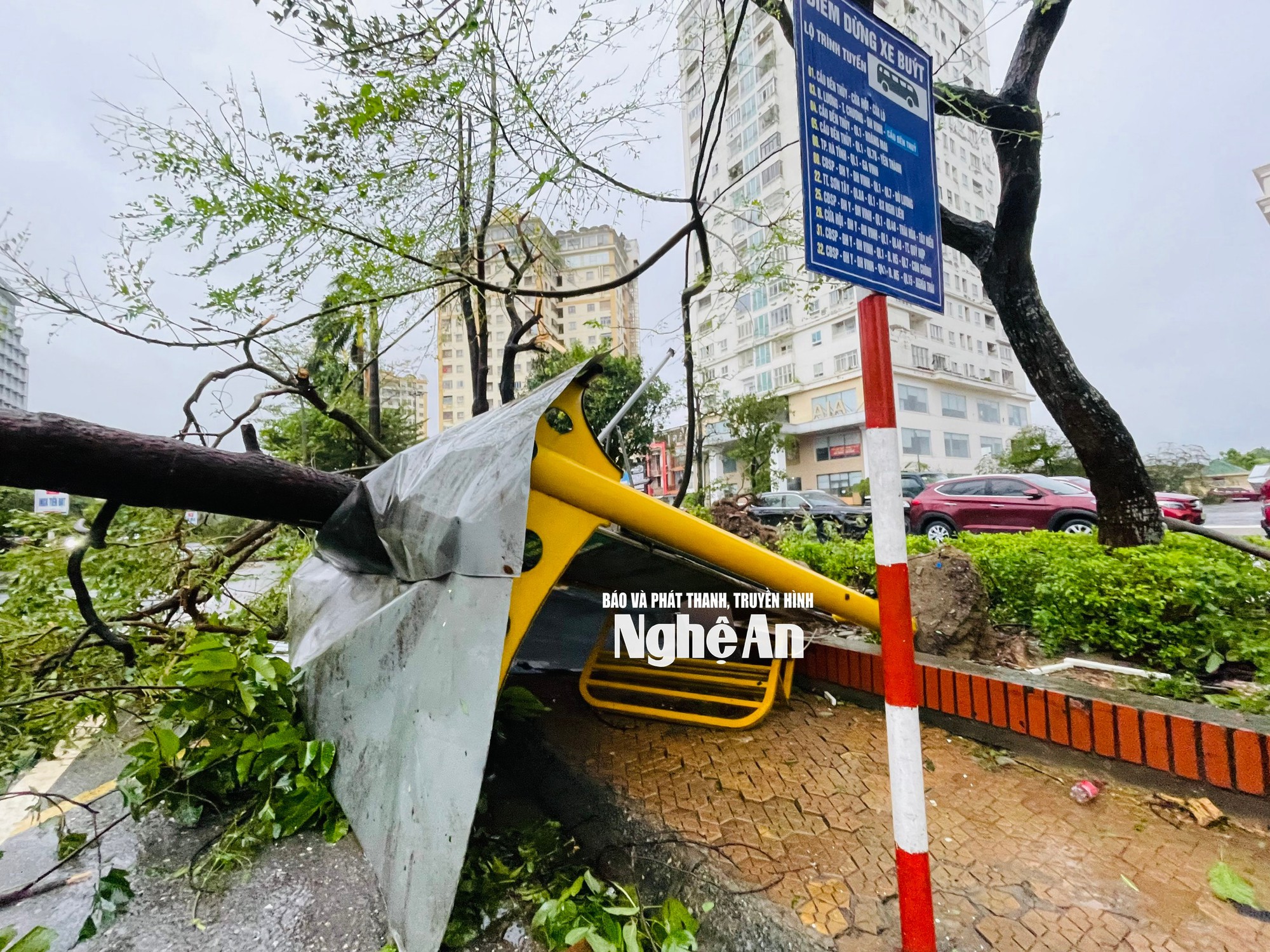 Hình ảnh tan hoang bên trong Bệnh viện Sản Nhi Nghệ An sau khi bão số 5 đi qua, thương quá miền Trung ơi!- Ảnh 8.