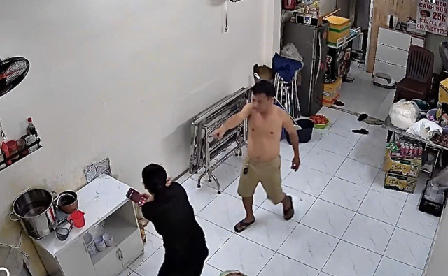 Vụ cô gái bị chủ nhà hành hung trong quán ăn ở TP.HCM: Nạn nhân kể lý do bất ngờ- Ảnh 2.