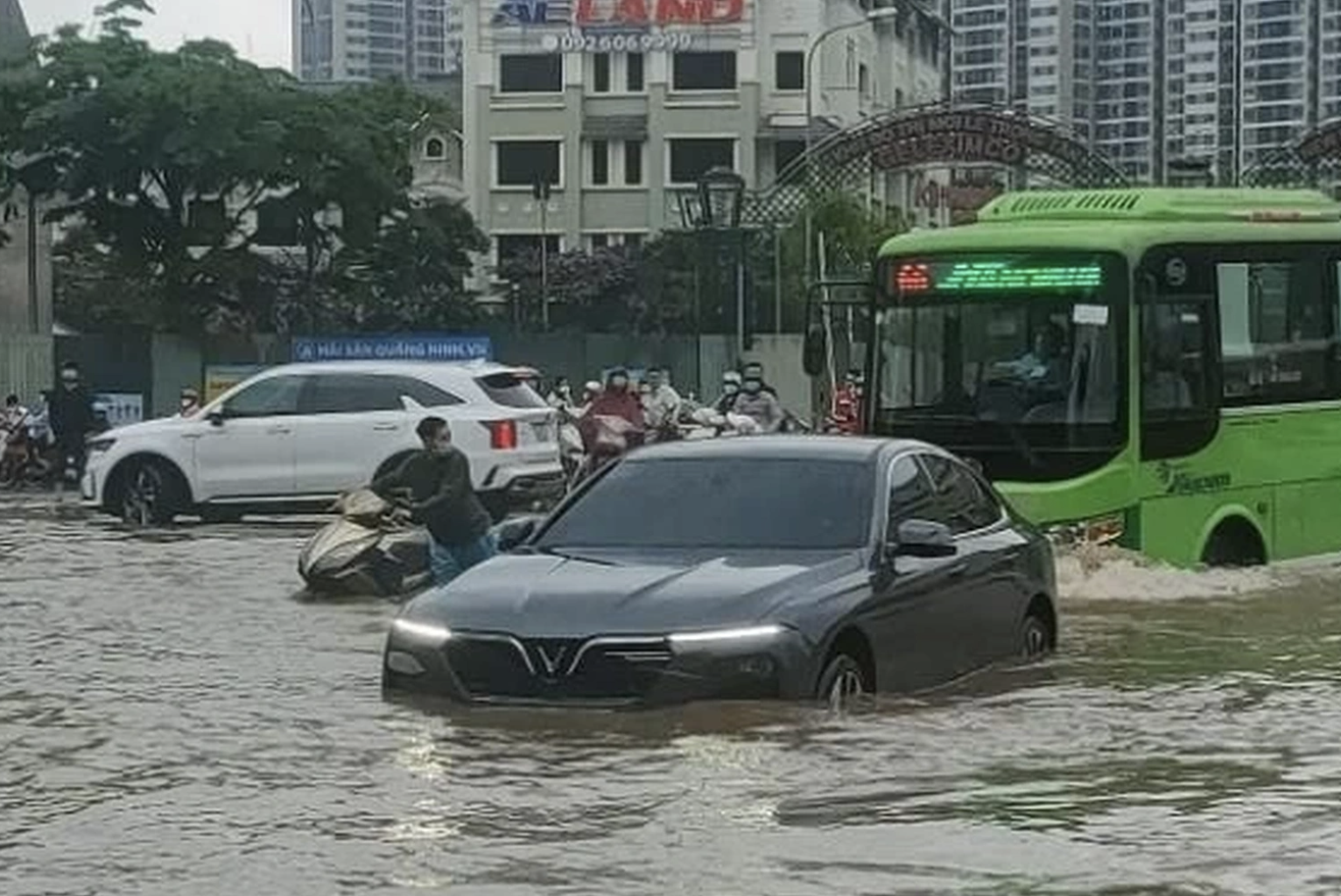 1 phút hiểu bảo hiểm: Xe ô tô bị ngập nước do mưa bão được bảo hiểm chi trả thế nào?- Ảnh 1.