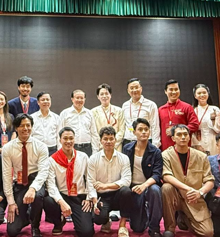 Bức ảnh dàn sao Việt thăm Lăng Bác bất ngờ viral khắp MXH, nhìn tới ai khán giả cũng nức nở “Hoà bình đẹp quá!”- Ảnh 1.