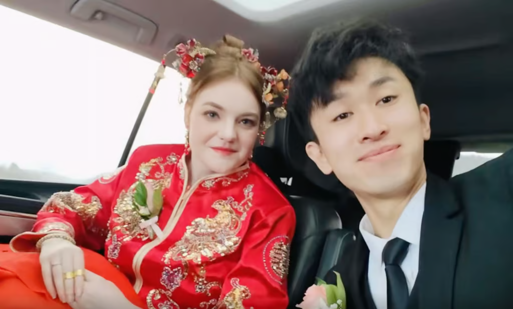 Chàng shipper Trung Quốc lỡ miệng chào khách “Anh yêu em”, 5 tháng sau rước cô giáo Mỹ về dinh- Ảnh 1.