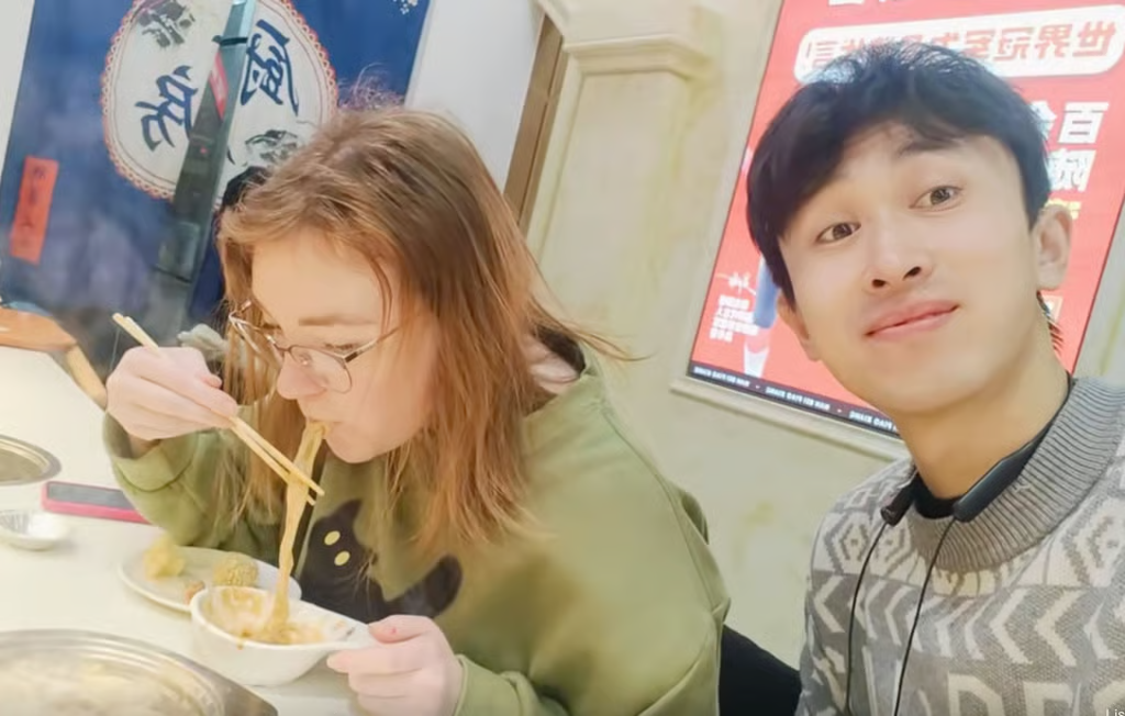 Chàng shipper Trung Quốc lỡ miệng chào khách “Anh yêu em”, 5 tháng sau rước cô giáo Mỹ về dinh- Ảnh 2.