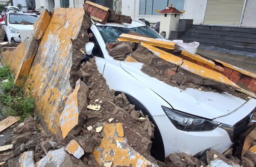 Thấy gió trong bão số 5 quá mạnh, không dám ra đánh xe ô tô rời đi để tránh cây gãy đổ- Ảnh 1.