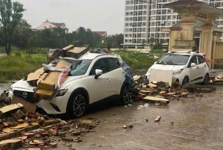 Thấy gió trong bão số 5 quá mạnh, không dám ra đánh xe ô tô rời đi để tránh cây gãy đổ- Ảnh 2.